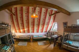 Хостелы Mikalo House Вильнюс Шестиместный номер с собственной ванной комнатой-1