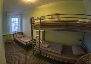 Хостелы Mikalo House Вильнюс Четырехместный номер эконом-класса с общей ванной комнатой-1